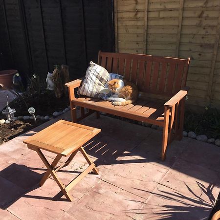 Basingstoke En Suite Room In Garden Annex Exteriör bild