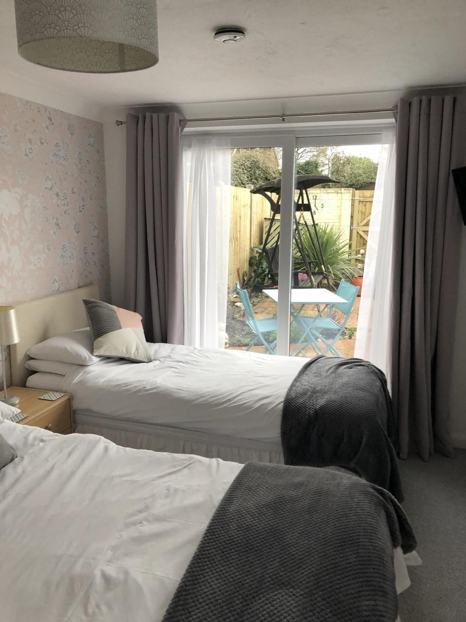 Basingstoke En Suite Room In Garden Annex Exteriör bild